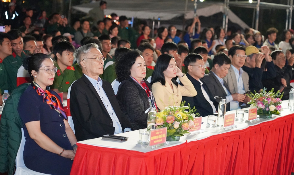 Các địa biểu tham dự chương trình nghệ thuật.